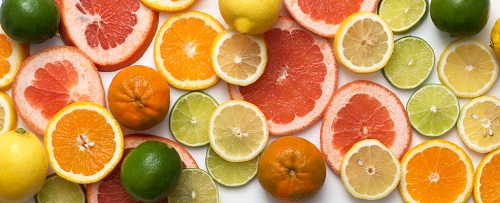 Vitamin C, được tìm thấy trong các loại trái cây như cam, chanh, và dâu, giúp tăng cường hệ thống miễn dịch Vitamin C, được tìm thấy trong các loại trái cây như cam, chanh, và dâu, giúp tăng cường hệ thống miễn dịch