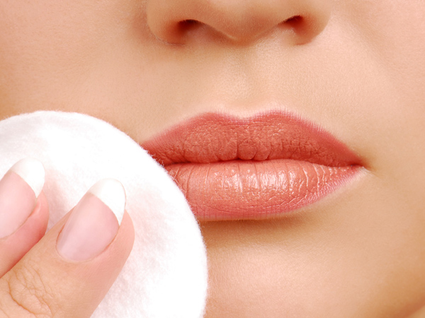 Tẩy trang môi là bước quan trọng trong việc dưỡng môi tại nhà Tẩy trang môi là bước quan trọng trong việc dưỡng môi tại nhà