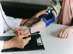 CÁC PHƯƠNG PHÁP ĐIỀU TRỊ BỆNH CAO HUYẾT ÁP Ở NGƯỜI TRẺ