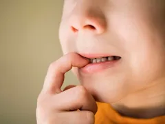 TẬT CẮN MÔI, CẮN MÓNG TAY: NHIỀU HƠN LÀ MỘT THÓI QUEN XẤU