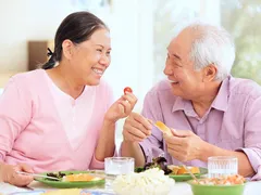 NGƯỜI TRÊN 50 TUỔI THƯỜNG THIẾU NHỮNG CHẤT GÌ?