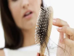 NGUYÊN NHÂN VÀ DẤU HIỆU CỦA RỤNG TÓC Ở PHỤ NỮ