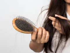 TÌNH TRẠNG RỤNG TÓC NHIỀU CÓ PHẢI LÀ BỆNH?