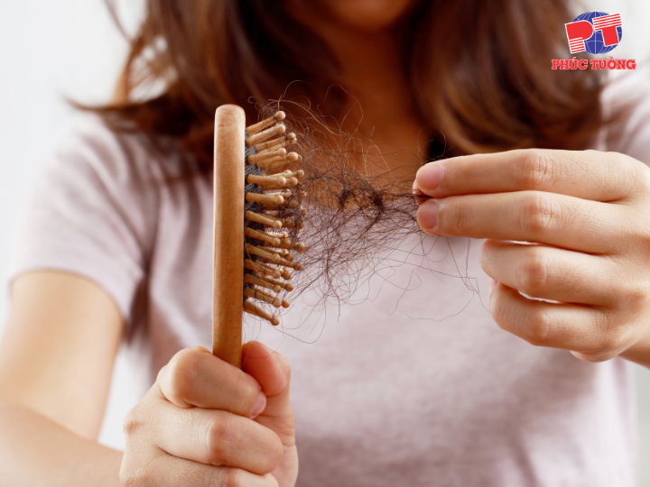 Tóc xơ yếu, gãy rụng xảy ra do nhiều nguyên nhân khác nhau Tóc xơ yếu, gãy rụng xảy ra do nhiều nguyên nhân khác nhau