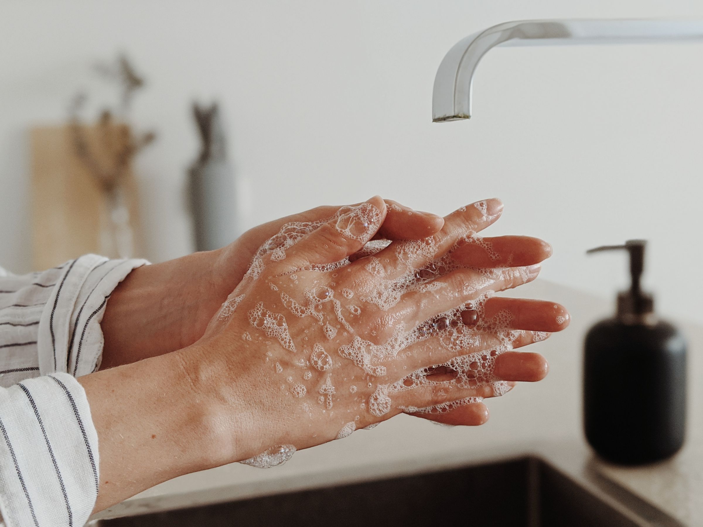 Rửa tay thường xuyên bằng xà phòng và nước sạch giúp phòng ngừa bệnh vi khuẩn ăn thịt người Rửa tay thường xuyên bằng xà phòng và nước sạch giúp phòng ngừa bệnh vi khuẩn ăn thịt người