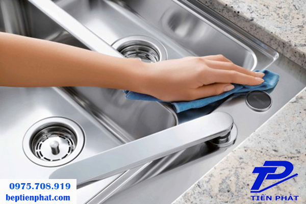 Vệ sinh chậu rửa chén inox đúng cách để đảm bảo an toàn cho gia đình bạn Vệ sinh chậu rửa chén inox đúng cách để đảm bảo an toàn cho gia đình bạn