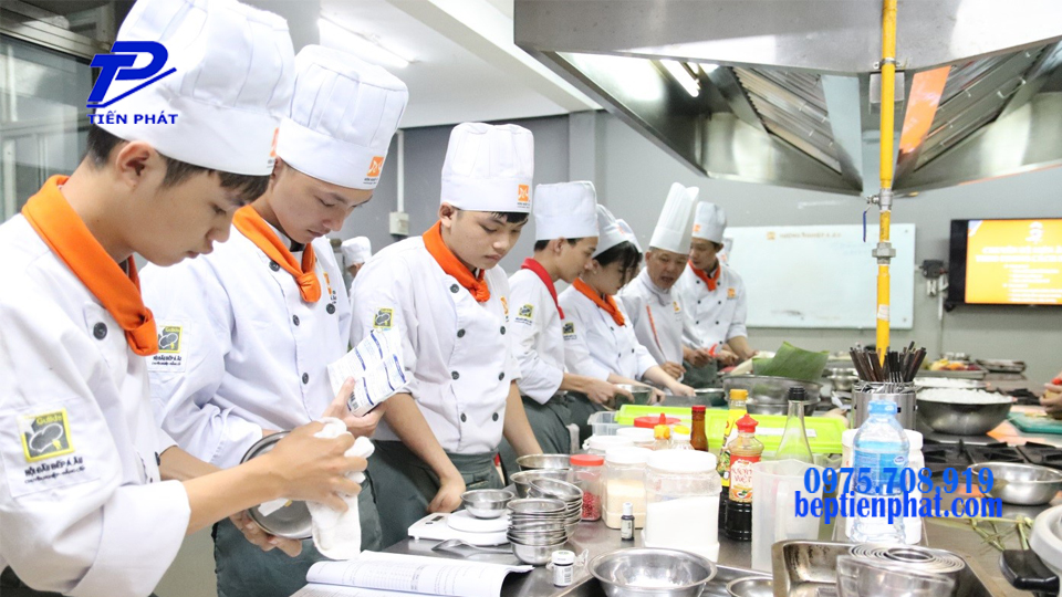 Đầu bếp phải mặc quần áo gọn gàng, tránh mặc quần áo rộng trong gian bếp Đầu bếp phải mặc quần áo gọn gàng, tránh mặc quần áo rộng trong gian bếp