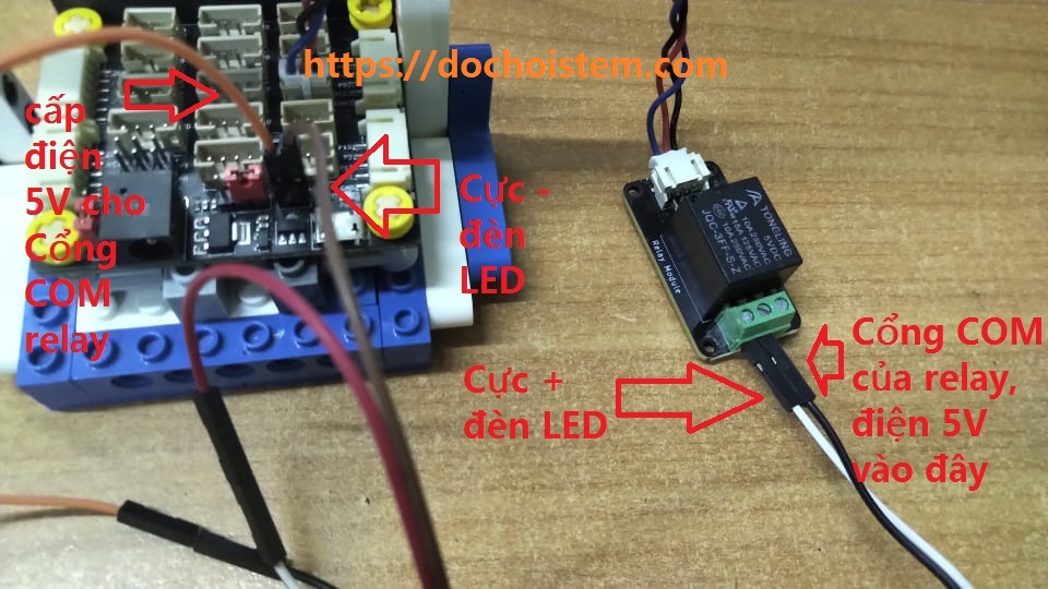 cắm dây điện đèn LED vào module relay và mạch mở rộng microbit ph2.0 cắm dây điện đèn LED vào module relay và mạch mở rộng microbit ph2.0