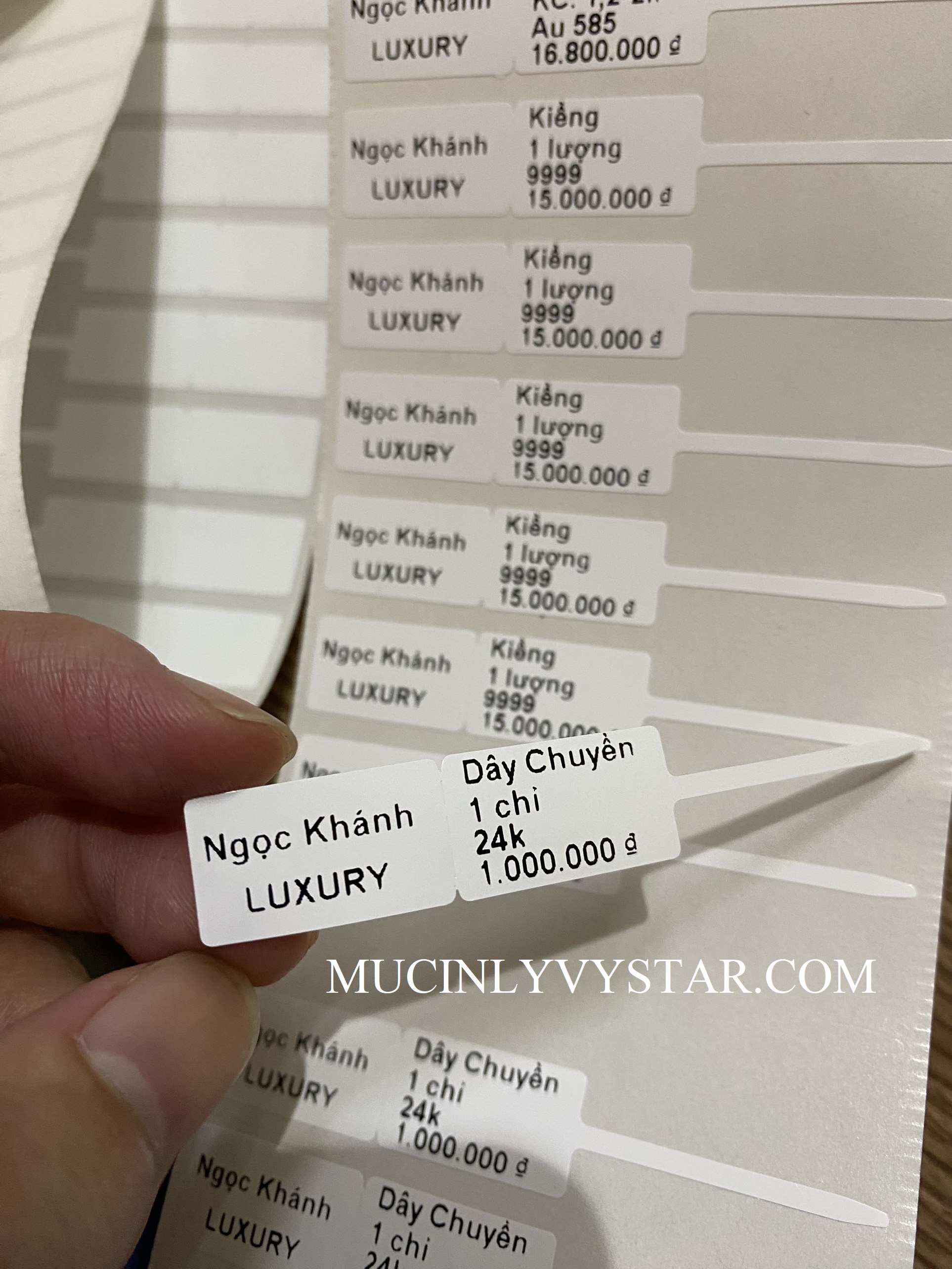 Máy in tem vàng bạc trang sức: Sự chuyên nghiệp và thẩm mỹ cho sản phẩm Máy in tem vàng bạc trang sức: Sự chuyên nghiệp và thẩm mỹ cho sản phẩm