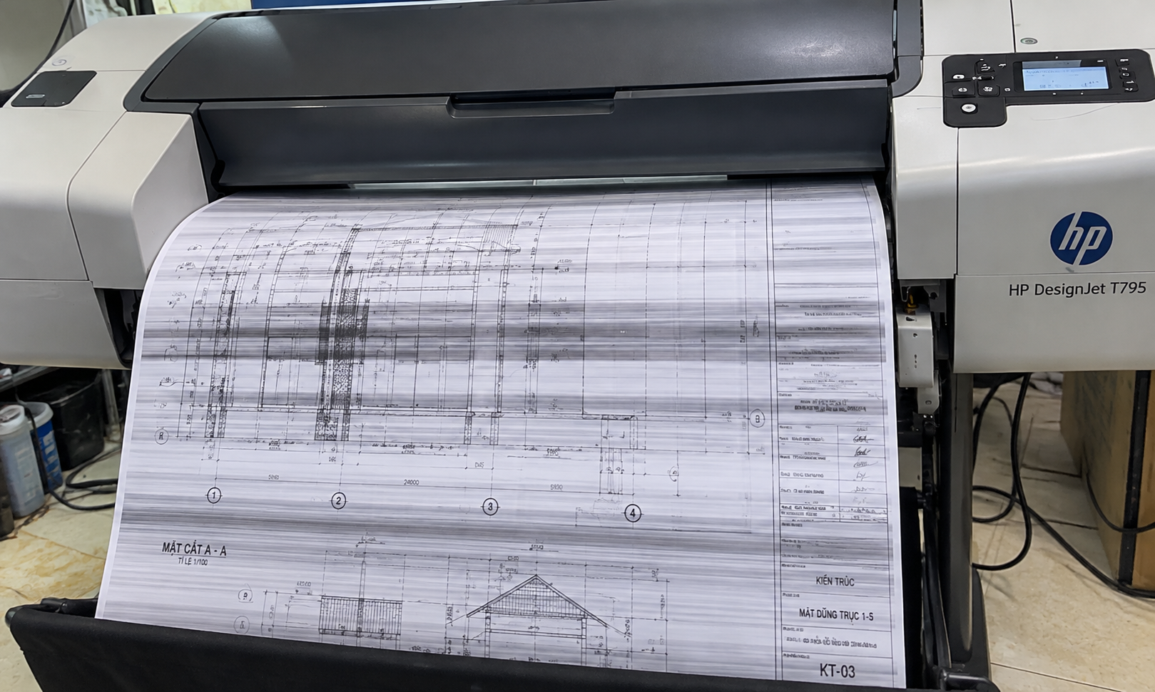 HP DesignJet T795 đang in bản vẽ bị sọc HP DesignJet T795 đang in bản vẽ bị sọc
