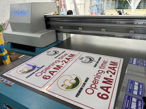 In UV Lên Mica Là Gì ? Hiểu Đúng Công Nghệ In UV Cuộn - UV Phẳng In UV Lên Mica Là Gì ? Hiểu Đúng Công Nghệ In UV Cuộn - UV Phẳng