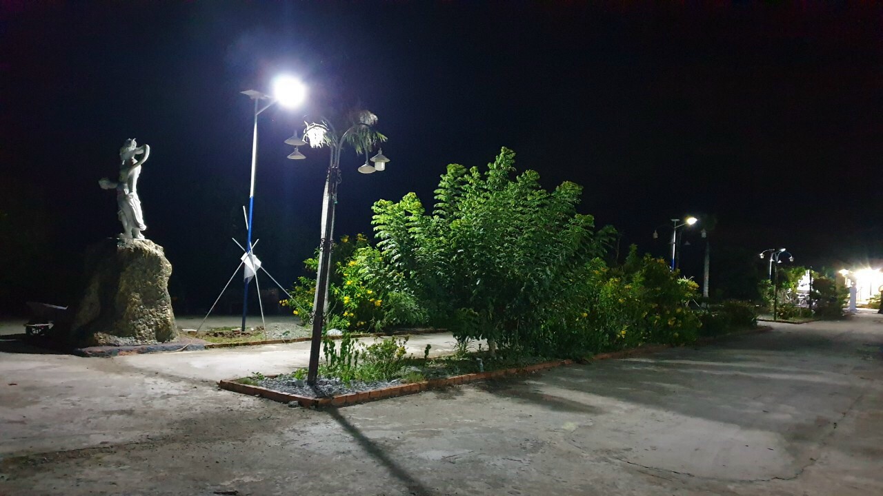 đen pha 100w sieu sáng siêu tiết kiệm