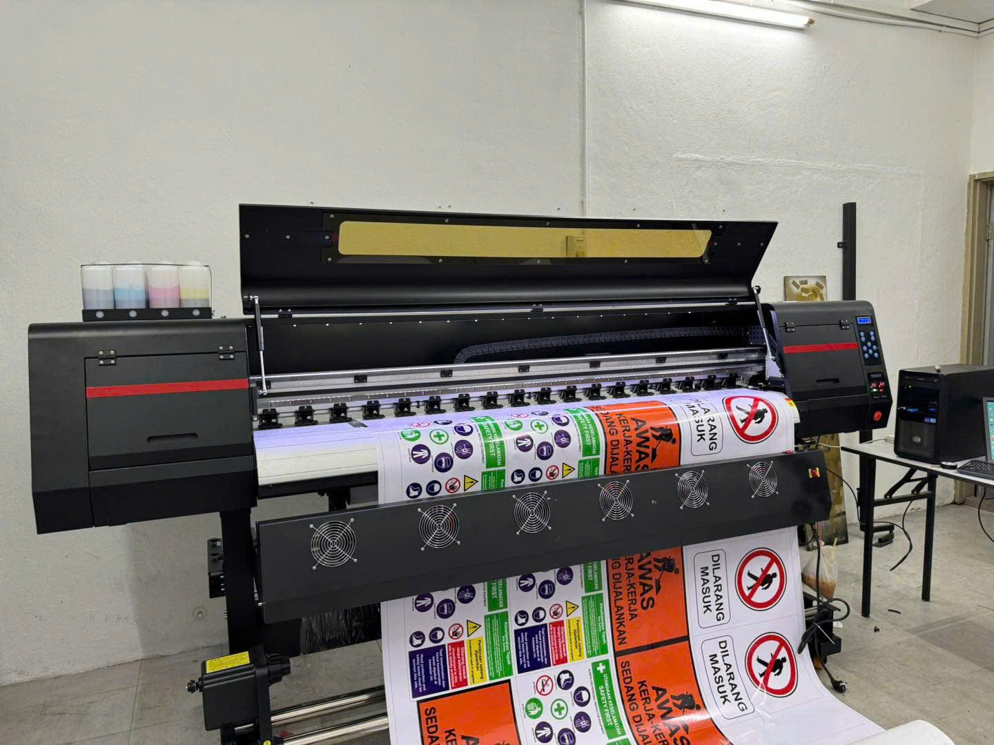 Máy in bạt cũ làm quảng cáo là gì? Vì sao người mới khởi nghiệp nên chọn máy in bạt cũ Máy in bạt cũ làm quảng cáo là gì