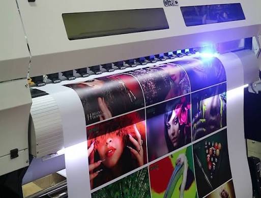 Máy In UV Cuộn 1m8 - Khổ Máy Phù Hợp Cho Xưởng In Quảng Cáo? Máy In UV Cuộn 1m8 - Khổ Máy Phù Hợp Cho Xưởng In Quảng Cáo?