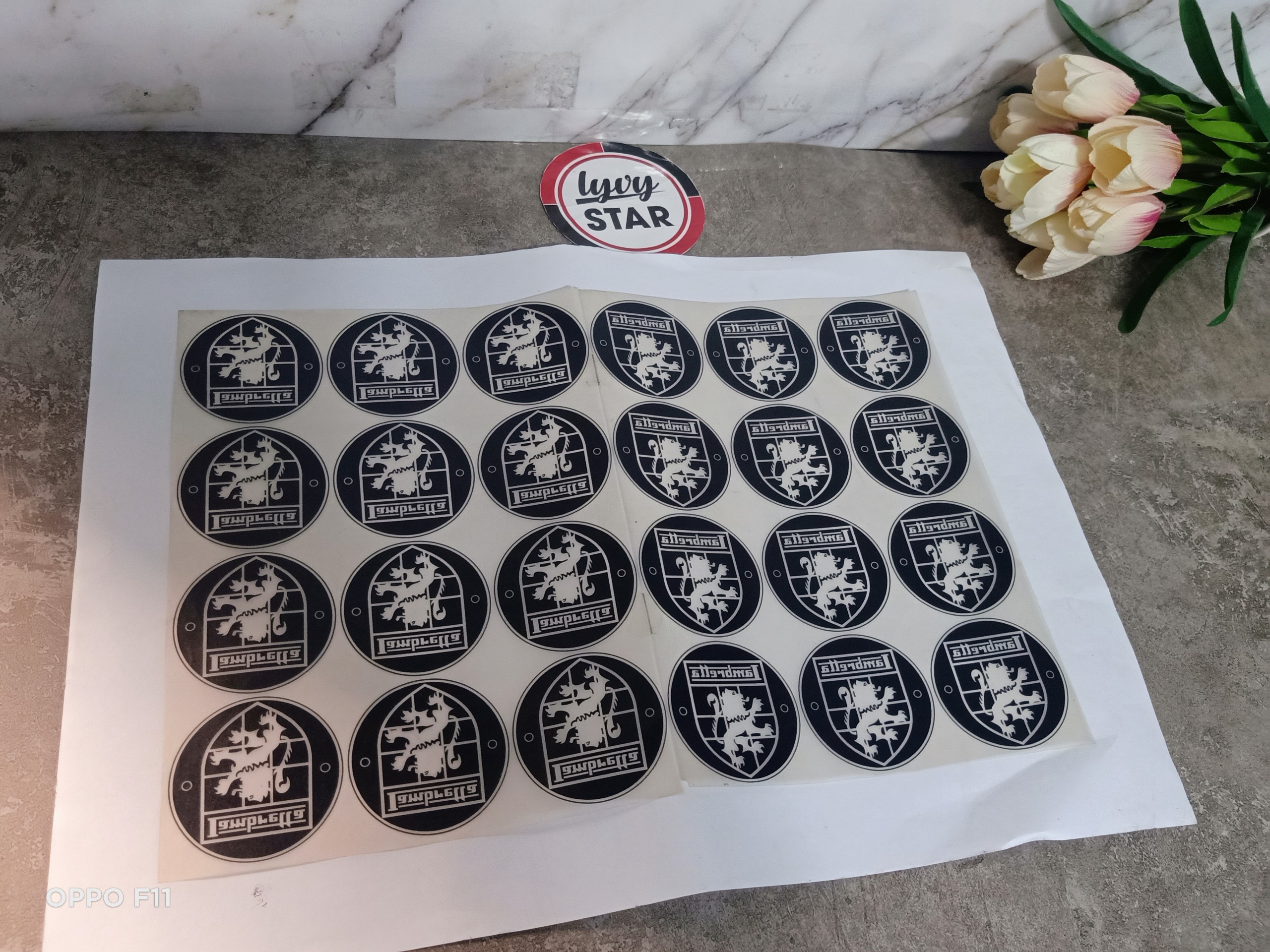 Thiệp cưới nên chọn máy in xuất phim lụa nào chụp bảng đen đậm tốt ?