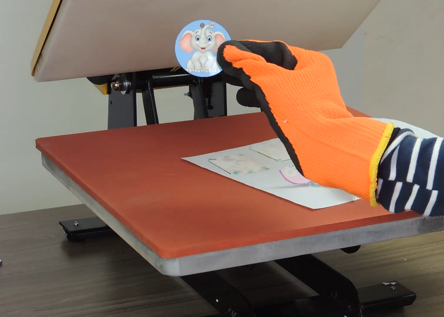 Máy in chuyển nhiệt lên móc khoá Máy in chuyển nhiệt lên móc khoá