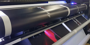 Máy in UV cuộn khổ 1m8 in được gì? Sự thật 90% chưa biết