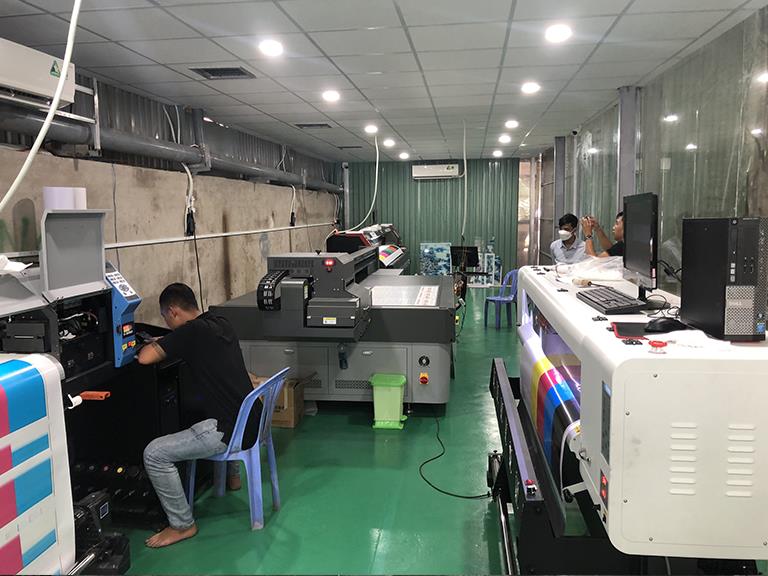 UV phẳng hay UV cuộn? Bài học xương máu khi chọn sai máy in UV UV phẳng hay UV cuộn? Bài học xương máu khi chọn sai máy in UV