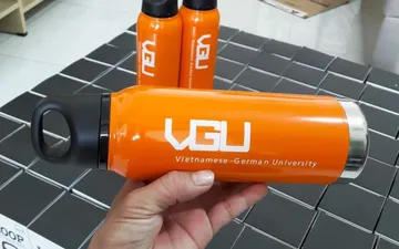 Bình giữ nhiệt in logo là quà tặng độc đáo dành cho đối tác