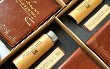 Khắc tên và logo lên bình giữ nhiệt bằng phương pháp khắc Laser