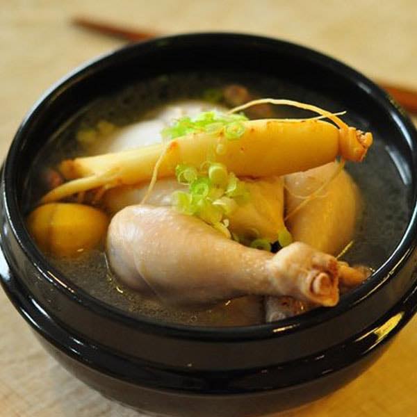 Nhân sâm tươi Hàn Quốc Loại 20 - 40 củ/kg dùng hầm gà Nhân sâm tươi Hàn Quốc Loại 20 - 40 củ/kg dùng hầm gà