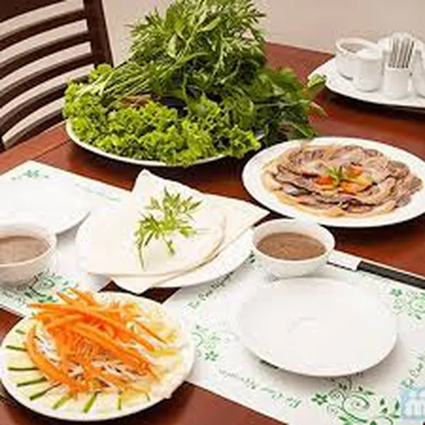 Bắp bò hấp cuộn rau rừng