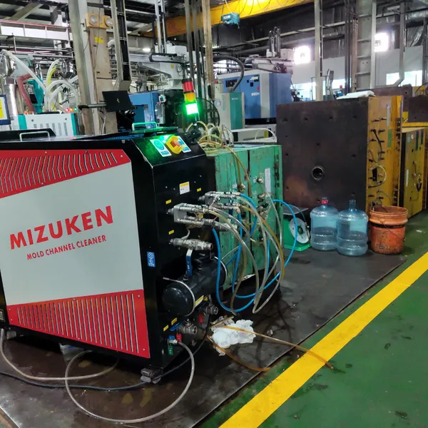 Vệ sinh đường nước giải nhiệt khuôn bằng máy MIZUKEN