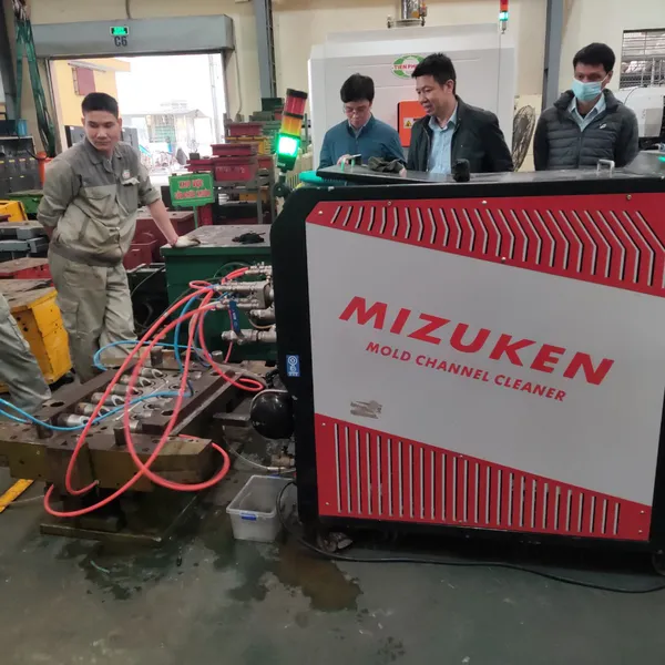 Vệ sinh đường nước giải nhiệt khuôn bằng máy MIZUKEN