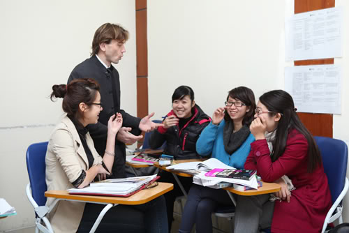 Đội ngũ giáo viên giàu kinh nghiệm đến từ các nước Anh, Mỹ, Canada,… Đội ngũ giáo viên giàu kinh nghiệm đến từ các nước Anh, Mỹ, Canada,…