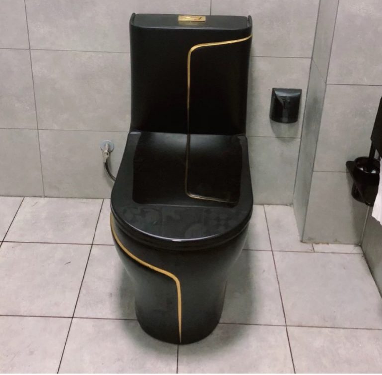 Bồn cầu liền khối hoa văn màu đen Bồn cầu liền khối hoa văn màu đen