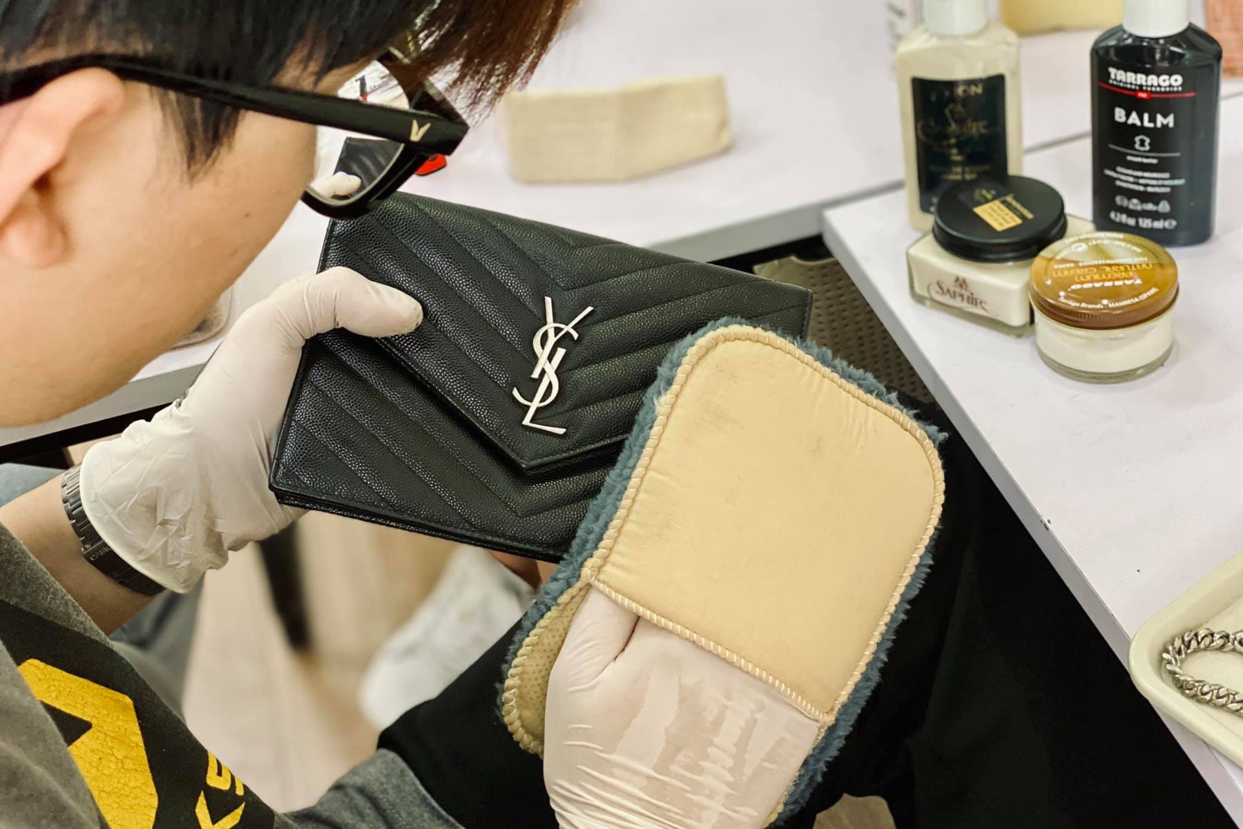 cách làm mới đồ da lộn