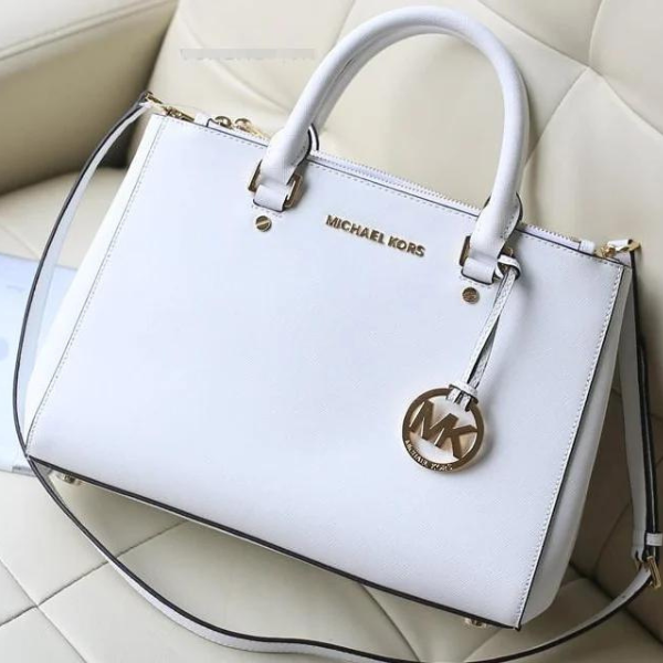 Những cách làm sạch đồ da màu trắng nhanh và đơn giản tại nhà