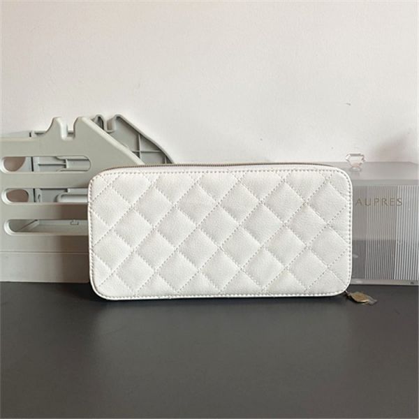 Cách làm sạch ví da màu trắng