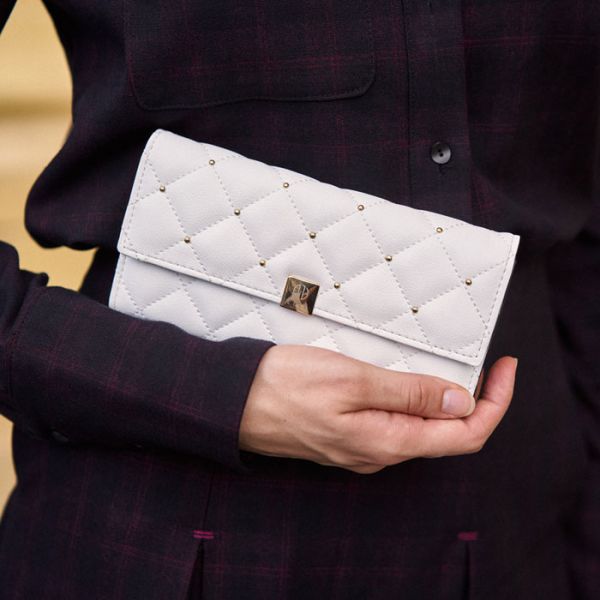 Cách làm sạch ví da màu trắng