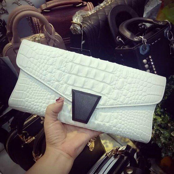 Cách làm sạch ví da màu trắng