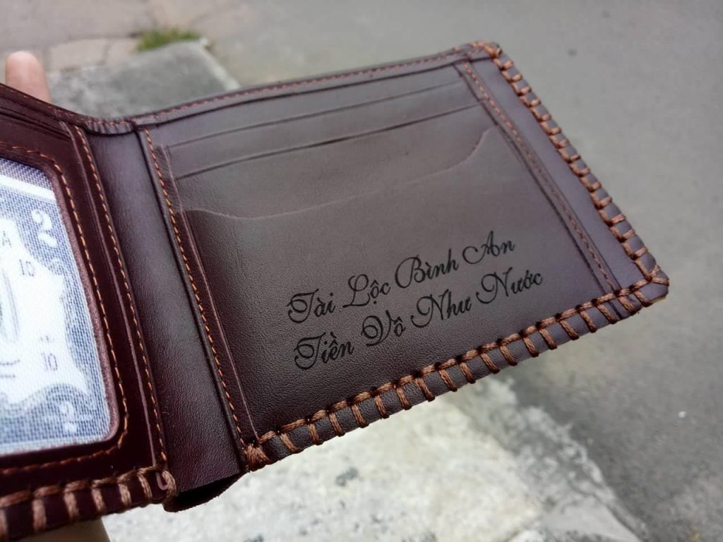 đặt làm ví da khắc tên