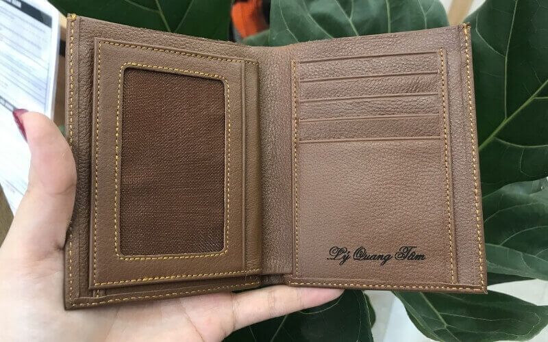 đặt làm ví da khắc tên