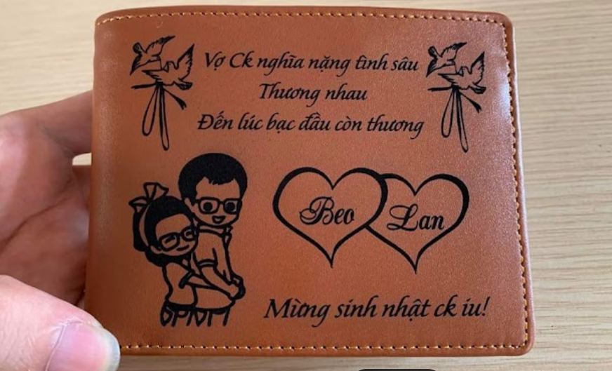 đặt làm ví da khắc tên