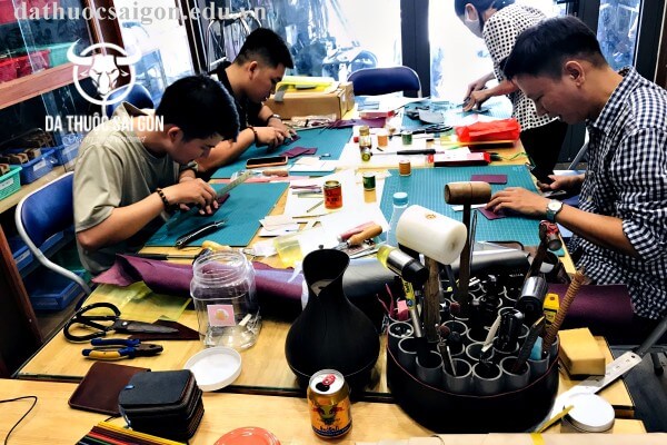 Những dụng cụ làm ví da không thể thiếu