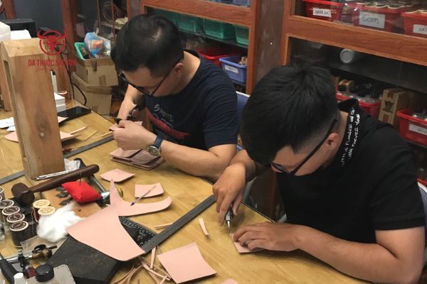 Hướng dẫn làm đồ da handmade từng bước cơ bản nhất