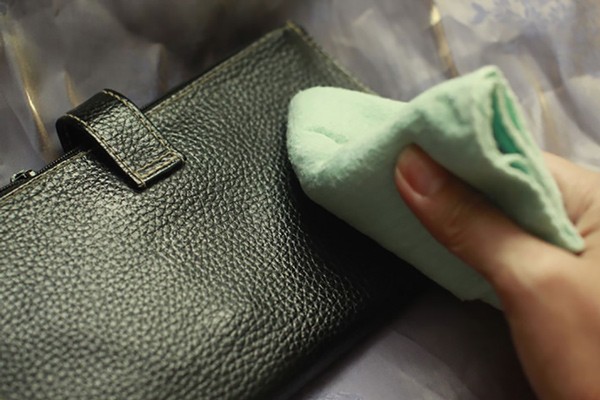 làm mới ví da cá sấu