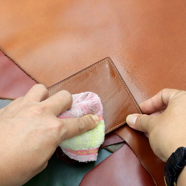 làm mới ví da cá sấu