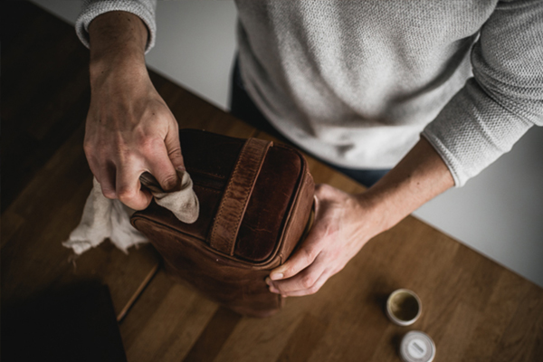 làm sạch đồ da bị mốc