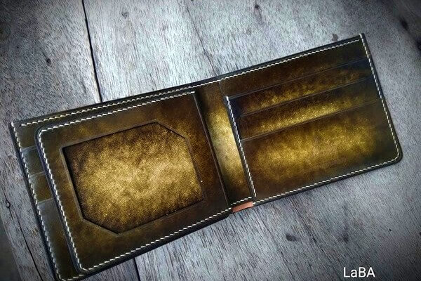 Cách làm sạch ví da