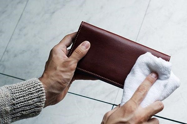 làm sạch ví da bò