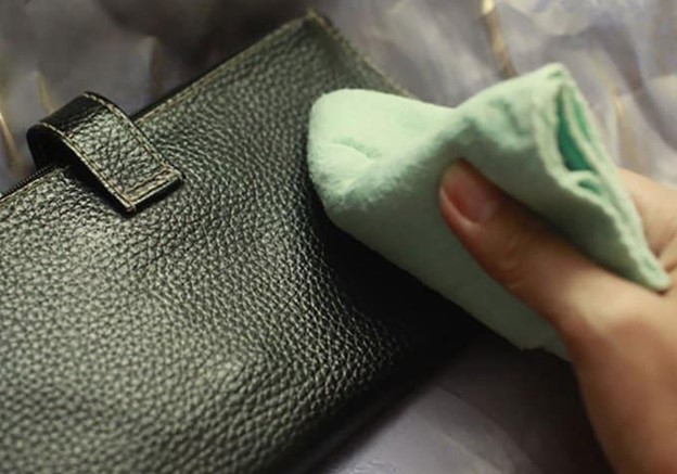 làm sạch ví da bò