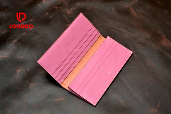 làm sạch ví da màu hồng
