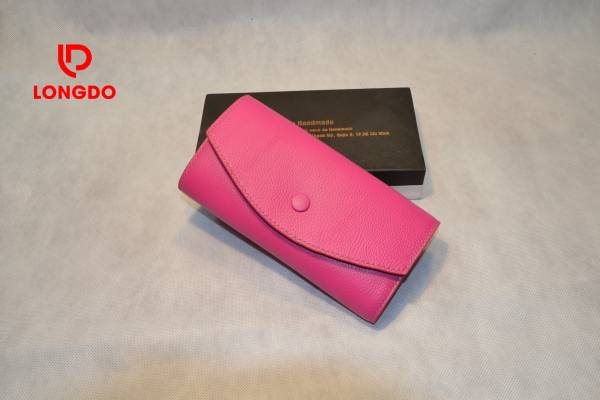 làm sạch ví da màu hồng