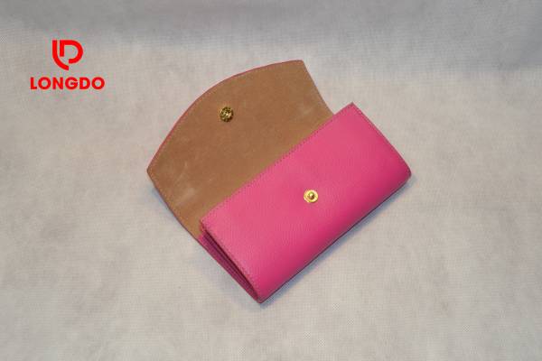 làm sạch ví da màu hồng