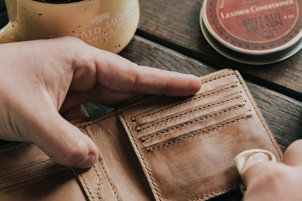 Làm sao để ví da không bị mốc